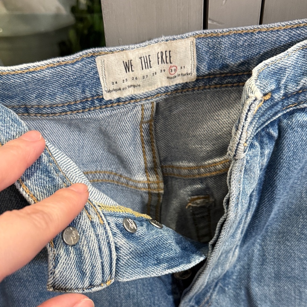 Free People Set. White Button-Up Shirt and Distressed Blue Jeans - Picture 5 of 8